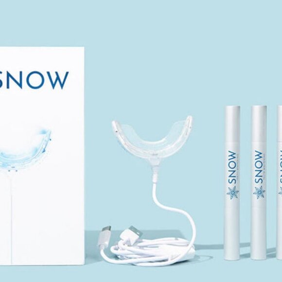 SNOW TEETH WHITENING KIT WITH LED LIGHT MOUTH PIECE & WHITENING WANDS New in Box - Picture 1 of 3